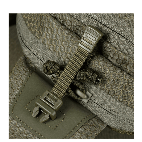 Lähikuva M-Tac Buckler Taske Elite Hex -materiaalista ja vetoketjusta, Hex-Cordura ja MOLLE-järjestelmä.