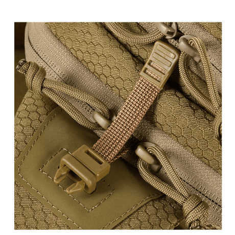 Lähikuva M-Tac Buckler Taske Elite Hexistä, Hex-Cordura-kangas ja MOLLE-järjestelmä lisävarusteille.