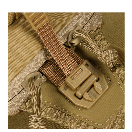 M-Tac Bat Wing Taske Elite Hex kestävästä Cordura-materiaalista, soljen ja lukitusmekanismin yksityiskohta.