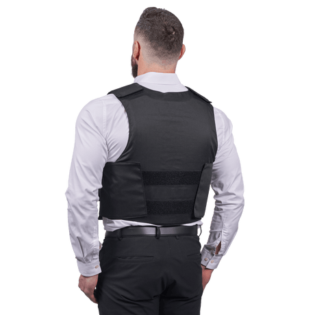 EA VIP Skud & Stiksikker Vest i sort med NIJ LEVEL IIIA certificering, teknisk beskyttelsesvest, galleri position 1 set bagfra på model.