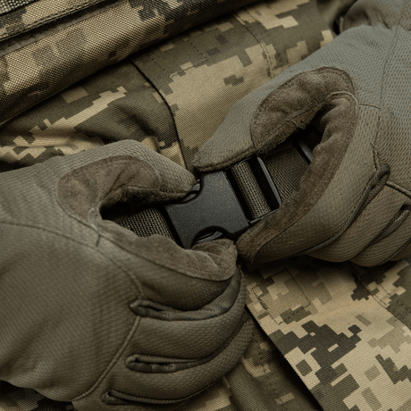Nærbillede af hænder med M-Tac Siddeunderlag med bælte i kamuflage mønster