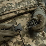 M-Tac Siddeunderlag med bælte i camouflage med solid bæltespænde. Ideel til udendørs eventyr og komfortabel siddeoplevelse.