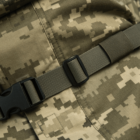 M-Tac Siddeunderlag med bælte i camouflage mønster med solidt bælte og spænde, ideal til udendørs eventyr.