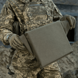 M-Tac Siddeunderlag med bælte i brug af taktisk klædt person