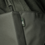 Nærbillede af M-Tac Siddeunderlag med bælte i grå stof med tydelig syning og M-Tac logo.