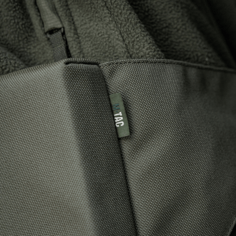 Nærbillede af M-Tac Siddeunderlag med bælte i grå stof med tydelig syning og M-Tac logo.