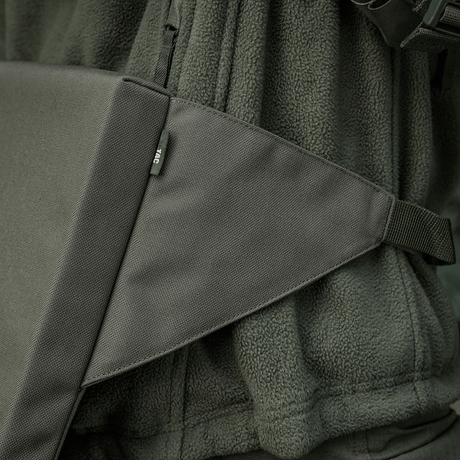 M-Tac Siddeunderlag med bælte monteret på jakke, tæt på stofdetalje