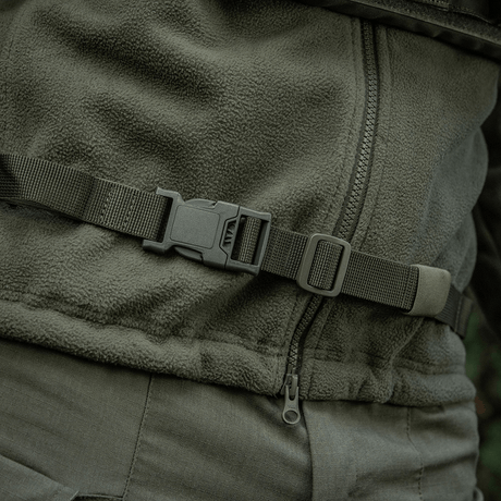 Grøn M-Tac Siddeunderlag med bælte vist omkring en jakke