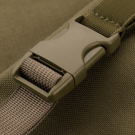 Nærbillede af M-Tac Siddeunderlag med bælte, viser solid spænde og holdbart materiale i olivengrøn farve.