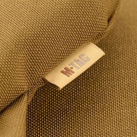 M-Tac Siddeunderlag med bælte i nærbillede, viser detaljerne af mærket.