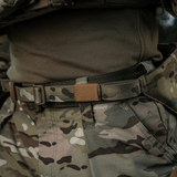 M-Tac Siddeunderlag med Bælte – Multicam, designet til komfort og beskyttelse i felten, med Multicam-camouflage for optimal funktionalitet.