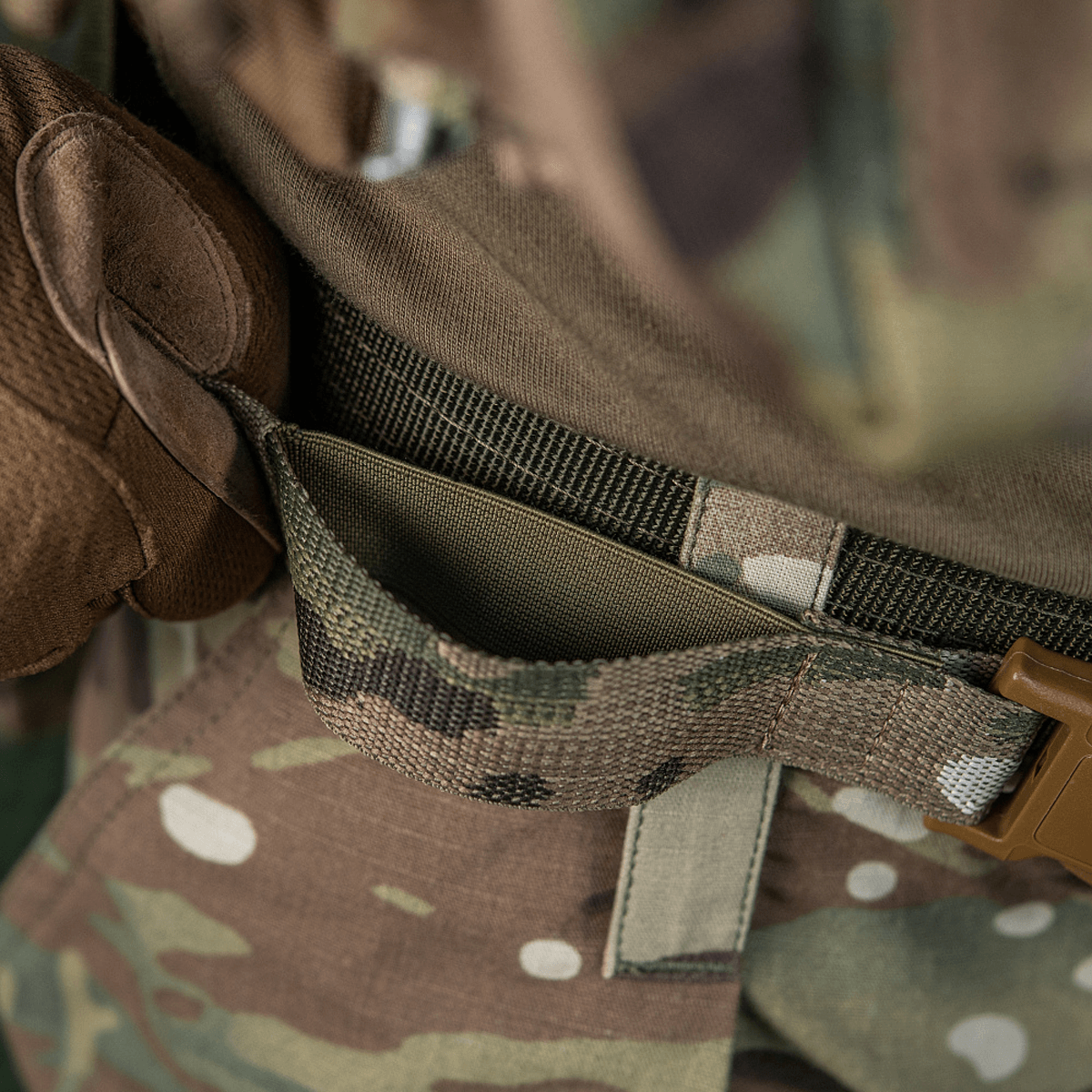 M-Tac Siddeunderlag med Bælte – Multicam i nærbillede der viser detaljeret camouflage og bæltespænding, ideel til outdoor aktiviteter.