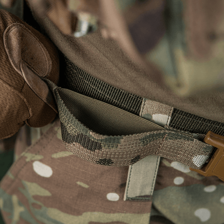 M-Tac Siddeunderlag med Bælte – Multicam i nærbillede der viser detaljeret camouflage og bæltespænding, ideel til outdoor aktiviteter.