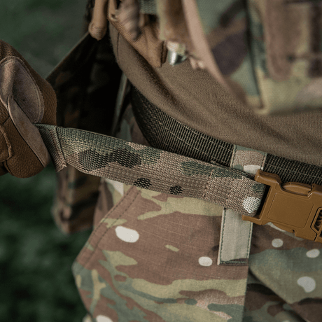 M-Tac Siddeunderlag med Bælte – Multicam, designet til funktionalitet og komfort under feltforhold, viser camouflagemønsteret fra Crye Precision.