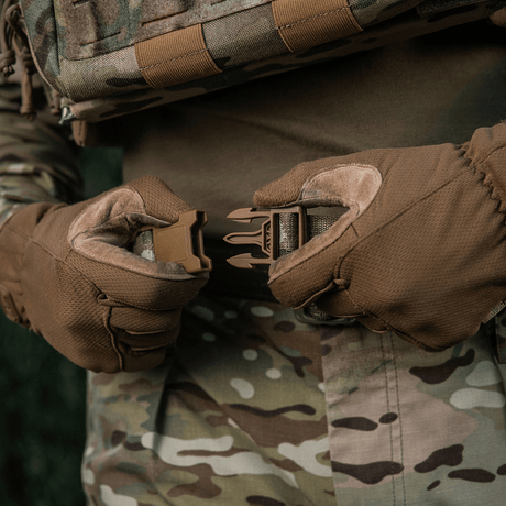 M-Tac Siddeunderlag med Bælte – Multicam i brug, designet til komfort og funktionalitet i feltforhold med Multicam-camouflage.