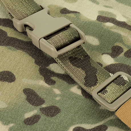 M-Tac Siddeunderlag med Bælte – Multicam i tæt detaljevisning viser det robuste bælte og Multicam-camouflage mønster.