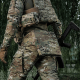 M-Tac Siddeunderlag med Bælte – Multicam i felten, ideel til beskyttelse mod kulde og fugt for soldater og friluftsentusiaster.