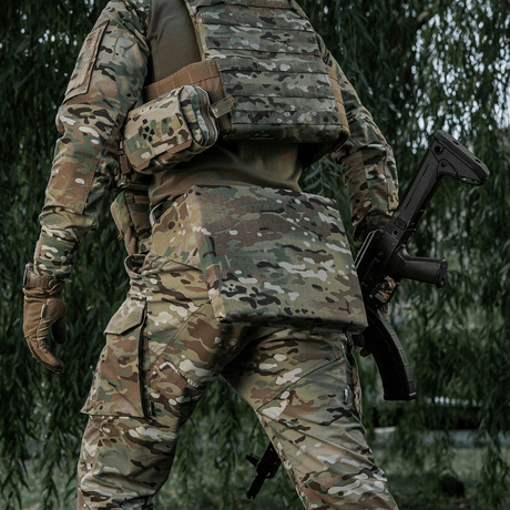 M-Tac Siddeunderlag med Bælte – Multicam i brug i feltforhold, designet til beskyttelse mod kulde og fugt for soldater og friluftsentusiaster.