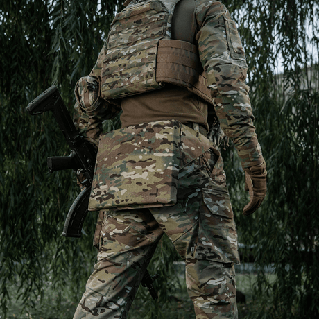 M-Tac Siddeunderlag med Bælte – Multicam, designet til komfort og beskyttelse mod kulde og fugt i feltforhold, vist i outdoor-indstilling