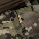 M-Tac Siddeunderlag med Bælte – Multicam i nærbillede af kamouflagedesign, ideelt til beskyttelse mod kulde og fugt i friluftsliv.