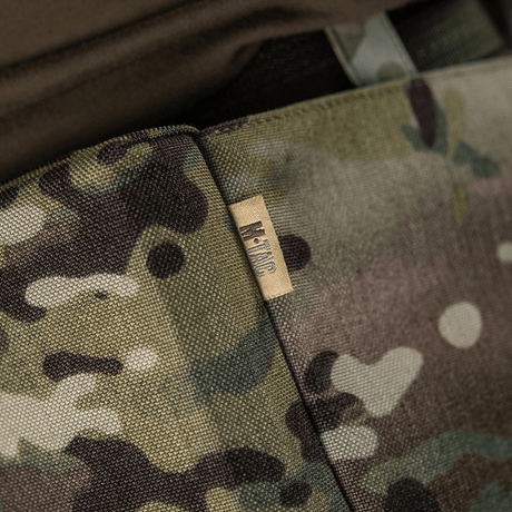 M-Tac Siddeunderlag med Bælte – Multicam i nærbillede af kamouflagedesign, ideelt til beskyttelse mod kulde og fugt i friluftsliv.