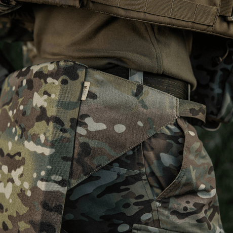 M-Tac Siddeunderlag med Bælte – Multicam i brug på person iført camouflage