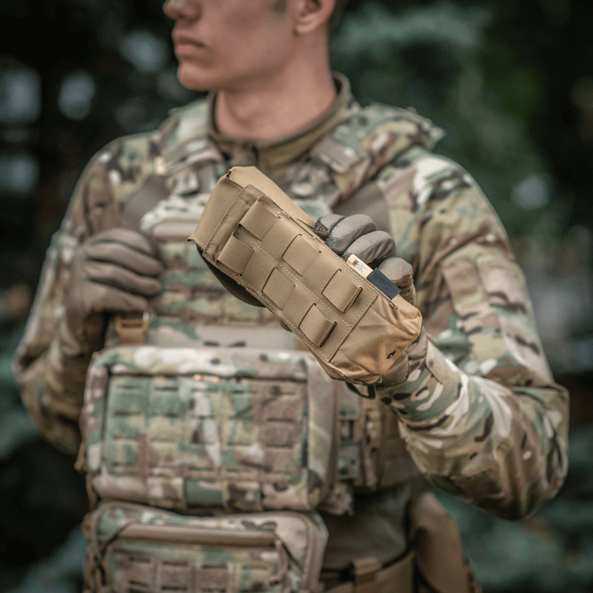 M-Tac Dobbelt Magasin Taske med Fastex Lukning vist i brug under militærtræning