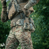 M-Tac Dobbelt Magasin Taske med Fastex Lukning i brug under taktiske operationer, fremstillet af holdbart Cordura 500D materiale.