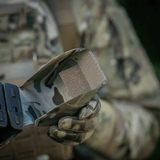 M-Tac Dobbelt Magasin Taske med Fastex Lukning i brug af taktisk operatør i feltmiljø, camouflagemønster