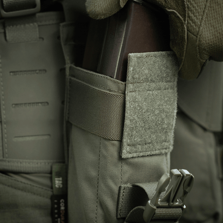 M-Tac Dobbelt Magasin Taske med Fastex Lukning i robust Cordura 500D til AR- og AK-seriens magasiner, ideel til hurtig adgang.