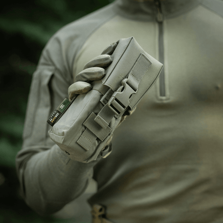 M-Tac Dobbelt Magasin Taske med Fastex Lukning i holdbart Cordura 500D, ideel til militær brug, vises i hånd.