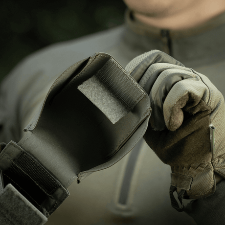 Brug af M-Tac Dobbelt Magasin Taske med Fastex Lukning i naturen, viser holdbarhed af Cordura 500D-materialet.