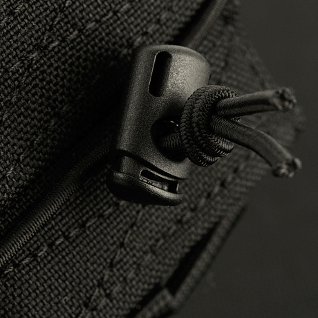 Nærbillede af M-Tac Åben Dobbelt Magasintaske til AK med robust lukning og skridsikker materiale til sikker opbevaring af magasiner