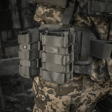 M-Tac Åben Dobbelt Magasintaske til AK monteret på camouflageudstyr, viser robust design og funktionalitet til sikker magasinopbevaring.