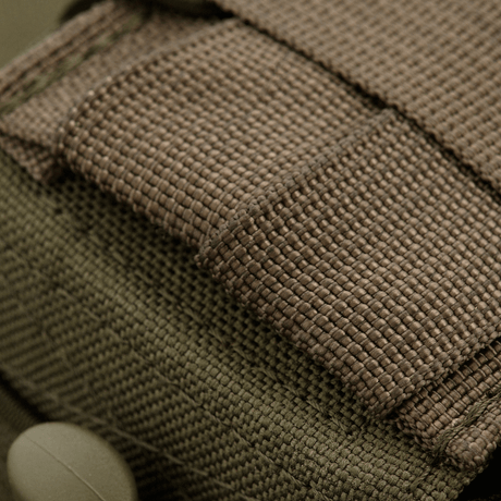 Detalje af M-Tac Åben Dobbelt Magasintaske til AK med robust vinyl og skridsikkert gummi til opbevaring af AK-magasinere.