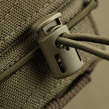 Nærbillede af M-Tac Åben Dobbelt Magasintaske til AK med vinylbelagt forseglingsmateriale, tæt på en robust snorelås.