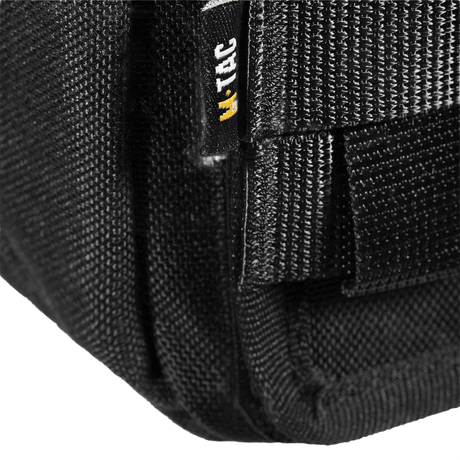 Nærbillede af M-Tac Medical Pouch Rip Off med robust lynlås og MOLLE Velcro-panel til opbevaring af førstehjælpskit.
