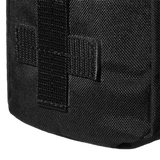 Nærbillede af M-Tac Medical Pouch Rip Off monteret på et MOLLE Velcro-panel, ideel til førstehjælpskitopbevaring.