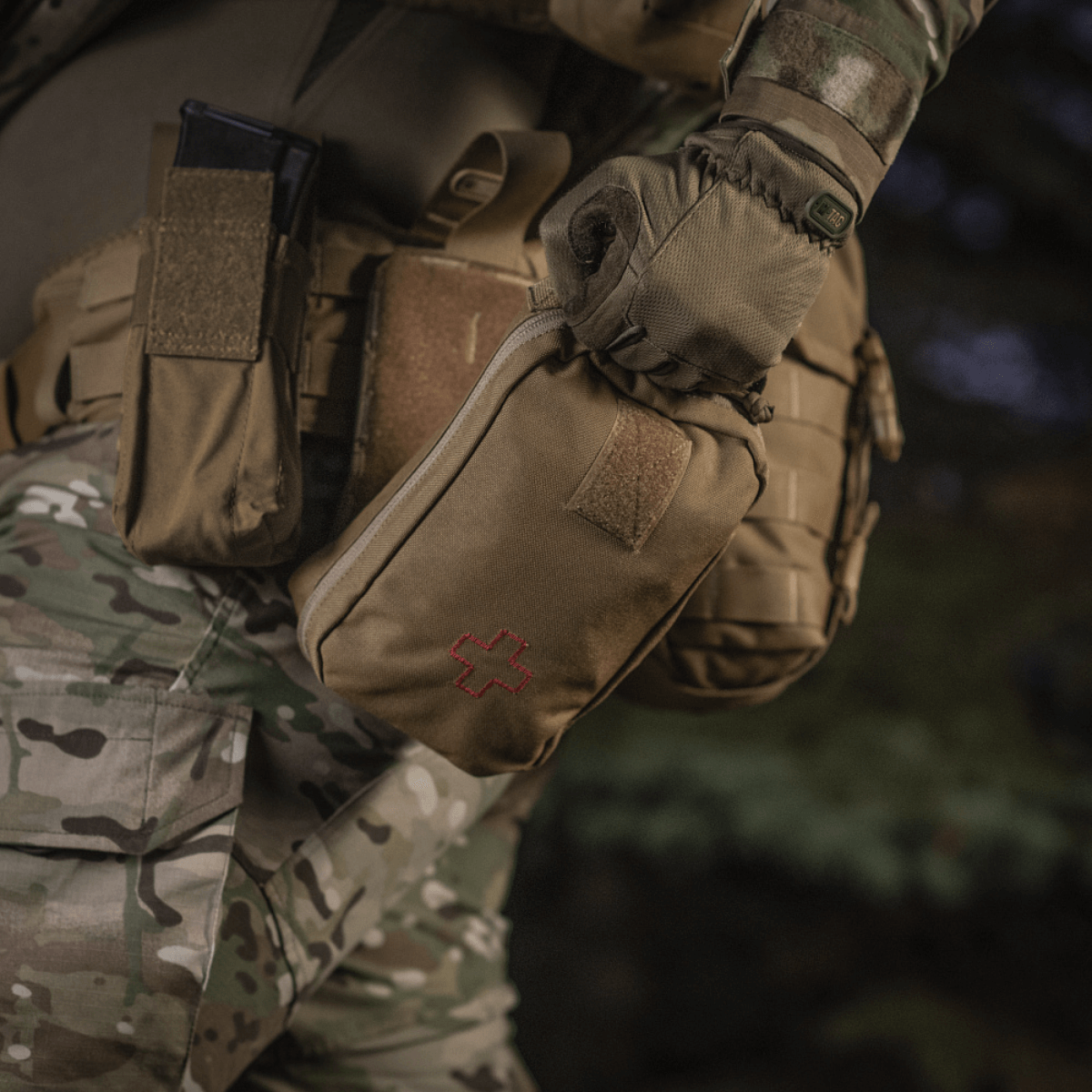 M-Tac Medical Pouch Rip Off monteret på taktisk vest med MOLLE system for hurtig førstehjælp, robust lynlås for sikker opbevaring.