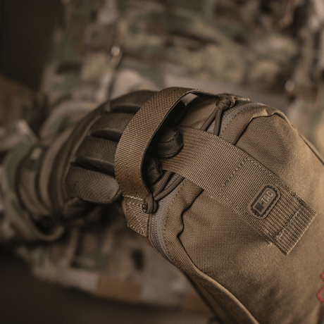 M-Tac Medical Pouch Rip Off monteret på MOLLE Velcro-panel, designet til hurtigt fjernelse med robust lynlås til medicinsk opbevaring.