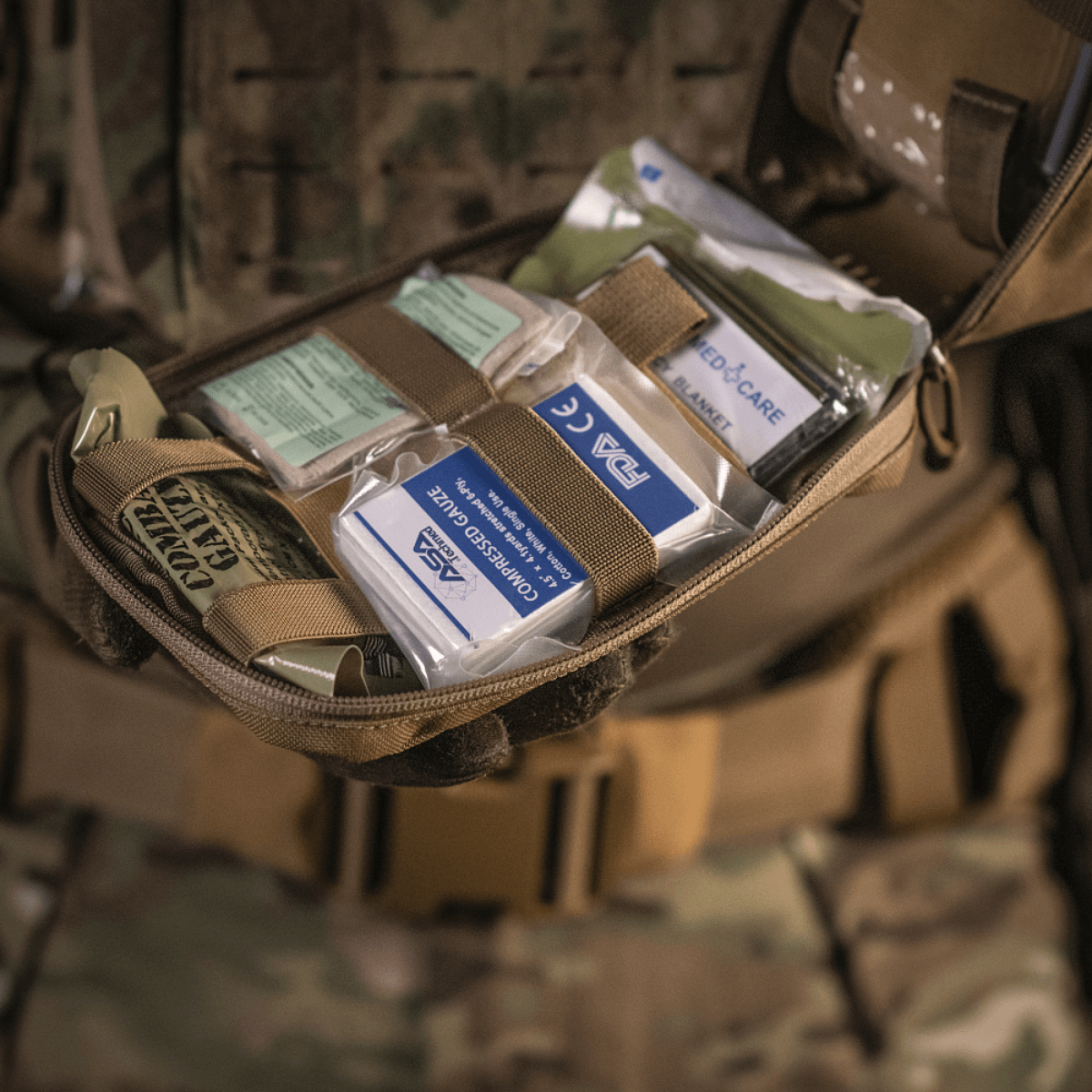 M-Tac Medical Pouch Rip Off monteret på MOLLE Velcro-paneler med førstehjælpskit.