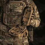 M-Tac Medical Pouch Rip Off monteret på MOLLE Velcro-paneler til hurtig førstehjælpsadgang, robust lynlås for sikker opbevaring.