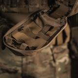 M-Tac Medical Pouch Rip Off monteret på MOLLE Velcro-paneler til opbevaring af førstehjælpsudstyr med robust lynlåslukning.