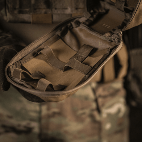M-Tac Medical Pouch Rip Off monteret på MOLLE Velcro-paneler til opbevaring af førstehjælpsudstyr med robust lynlåslukning.