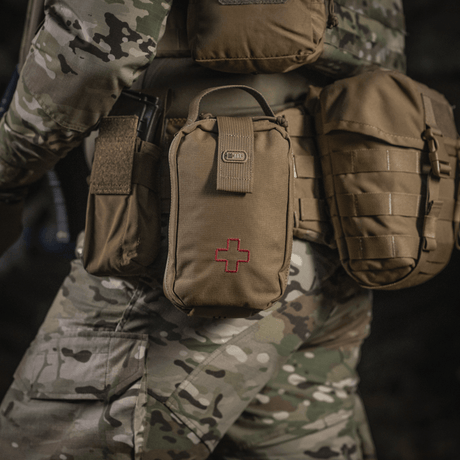 M-Tac Medical Pouch Rip Off monteret på camouflagedragt, klar til førstehjælp i felten.