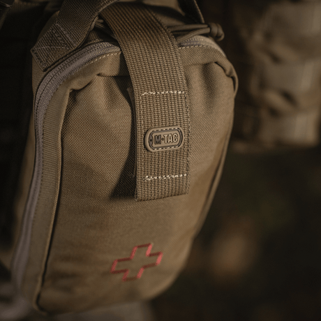 M-Tac Medical Pouch Rip Off monteret på MOLLE Velcro-panel; opbevaring af førstehjælpskit i taskens robuste hovedrum med lynlås.