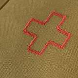 Nærbillede af M-Tac Medical Pouch Rip Off med rødt korsbroderi på olivengrøn baggrund, designet til førstehjælp og hurtig adgang.