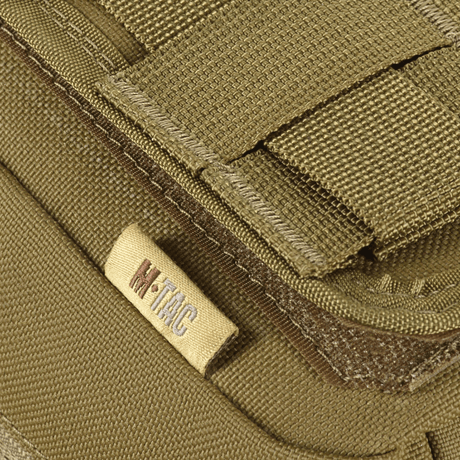 M-Tac Medical Pouch Rip Off monteret på MOLLE Velcro-paneler til hurtig adgang, robust lynlåslukning, modulært design til opbevaring af førstehjælpsudstyr.