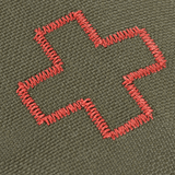 Nærbillede af M-Tac Medical Pouch Rip Off med rødt korsbroderi, ideel til førstehjælpsopbevaring.