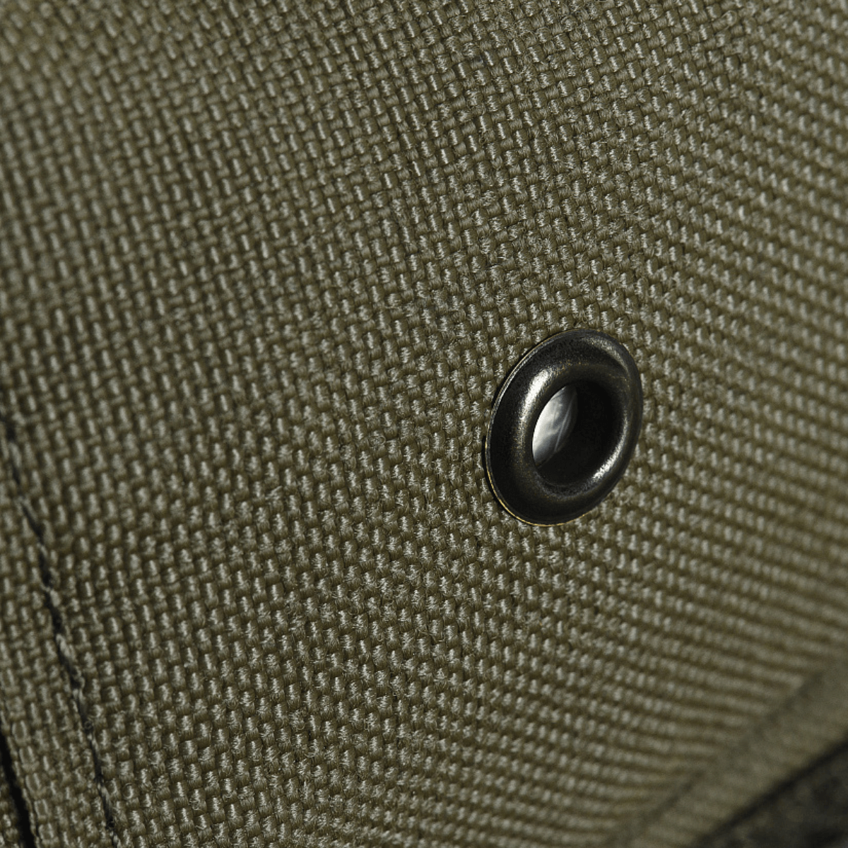 Nærbillede af M-Tac Medical Pouch Rip Off materiale og metaløje, designet til hurtig adgang til førstehjælpsudstyr.